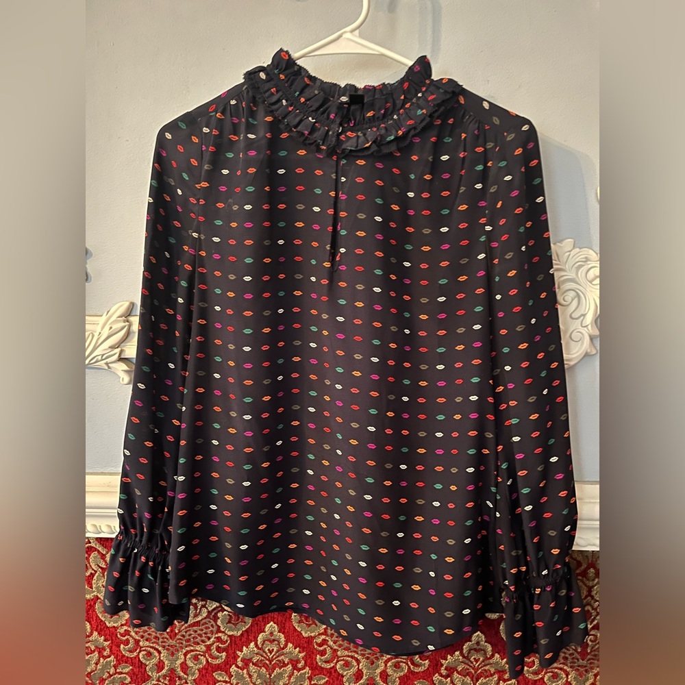 Silk Lips Print Ruffle Collar Top